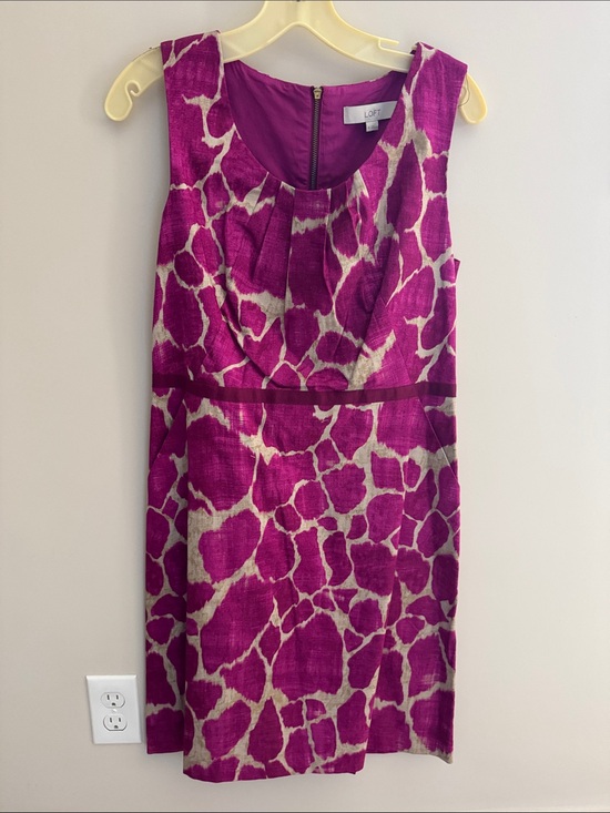 LOFT Dresses & Skirts - NWOT LOFT Magenta and Cream Printed Sleeveless Sheath Dress